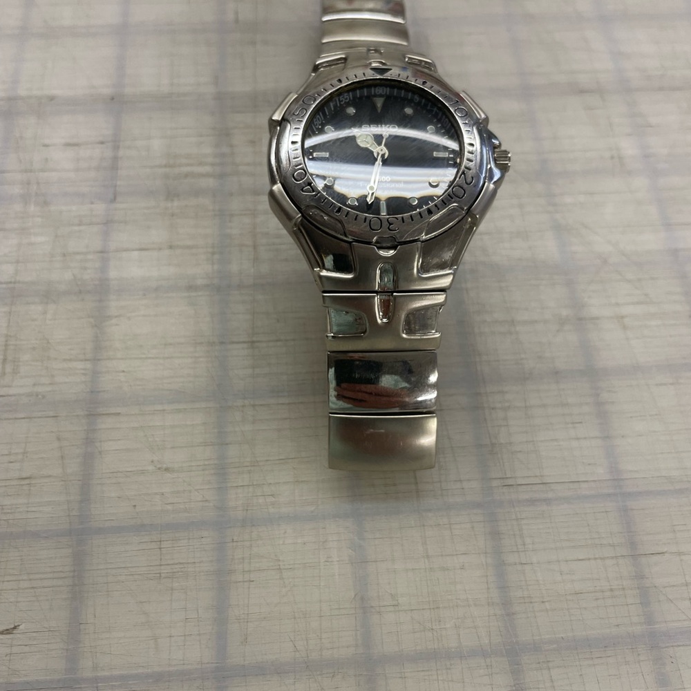 SEIKO SE-560 H BLACK DIAL Silvertone band! Working GREAT - Picture 2 of 10